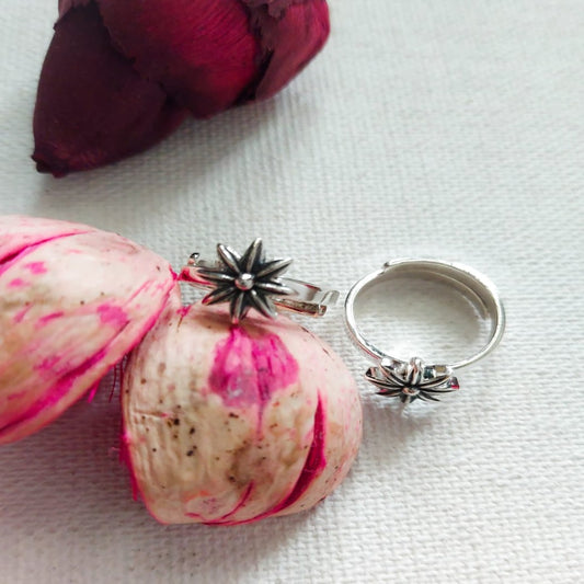 Classy whirl Silver Toe Ring